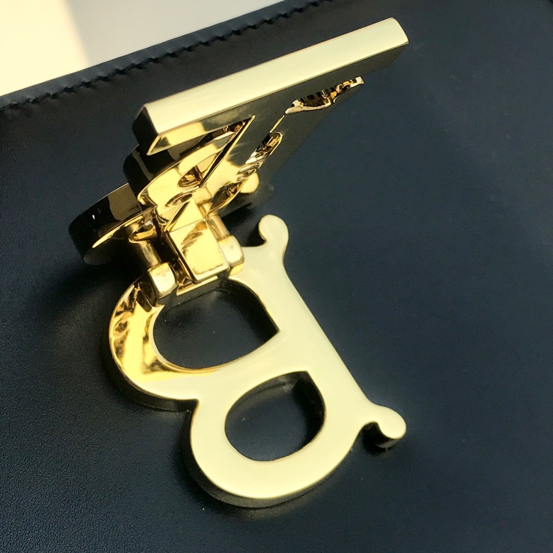 버버리 TB로고 숄더백