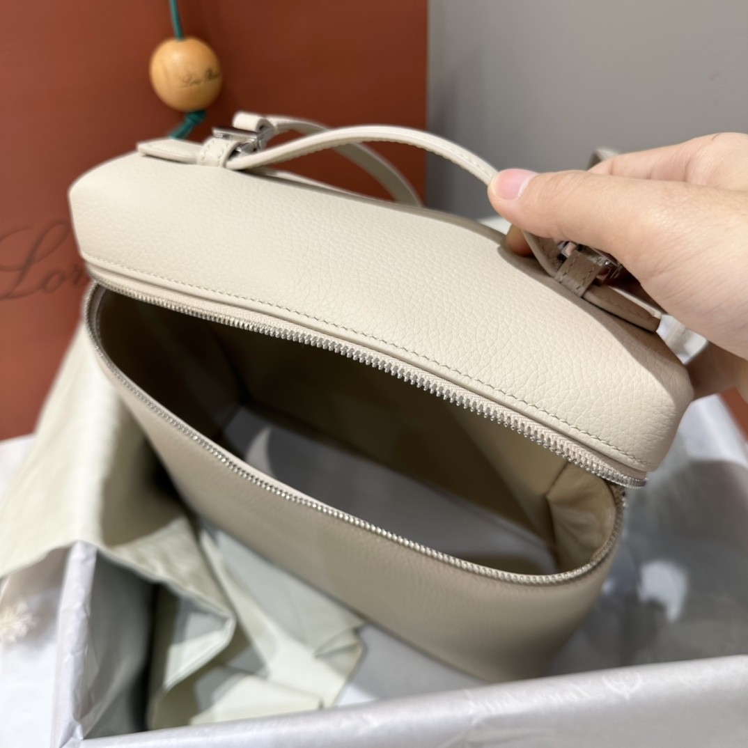 로로피아나 엑스트라 포켓 백팩