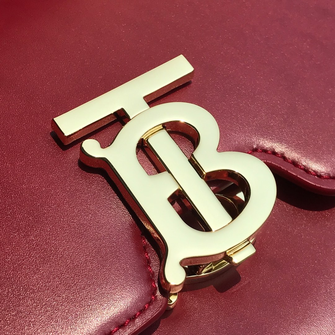 버버리 TB로고 숄더백