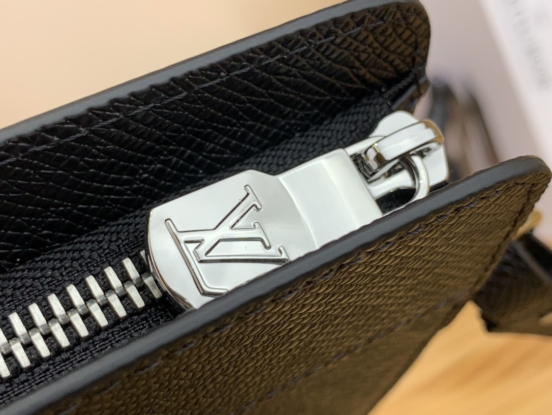 [LOUIS VUITTON-루이비통]  루이비통 스탠딩 파우치 블랙