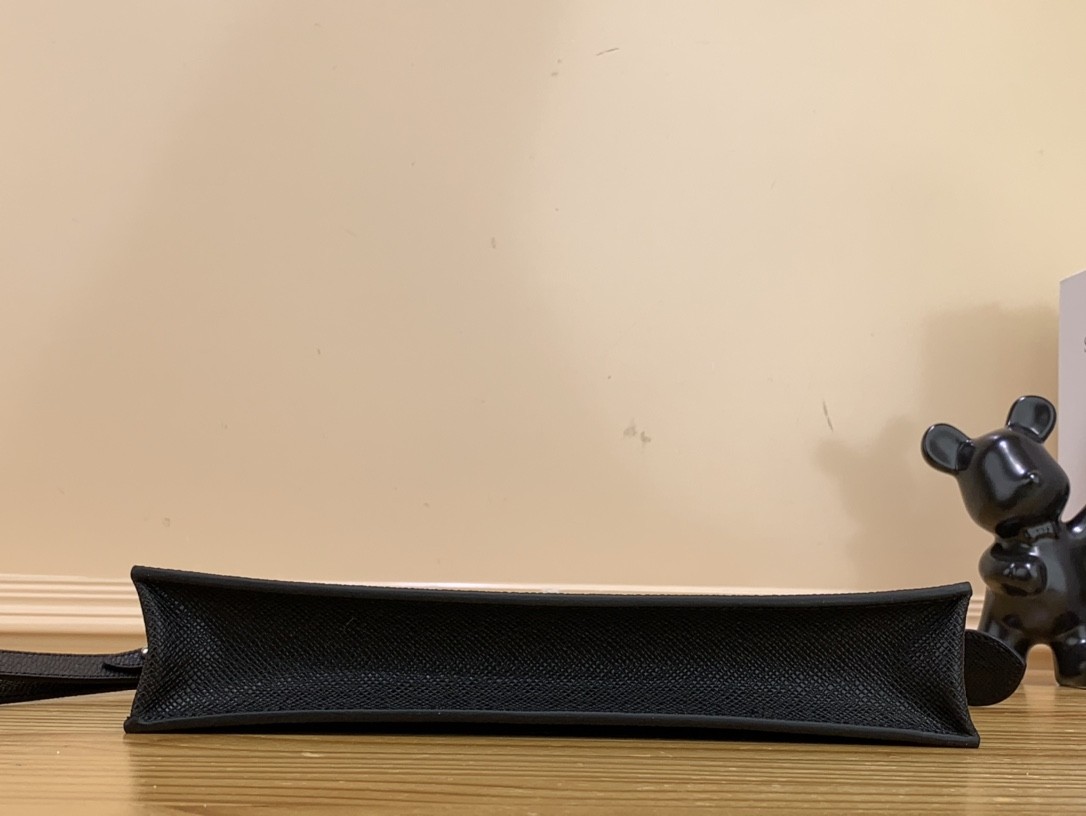 [LOUIS VUITTON-루이비통]  루이비통 스탠딩 파우치 블랙