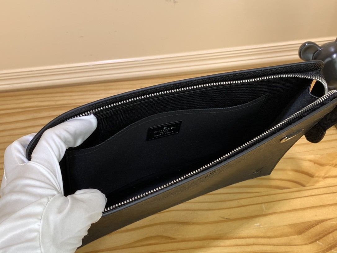 [LOUIS VUITTON-루이비통]  루이비통 스탠딩 파우치 블랙