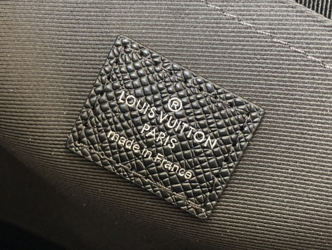 [LOUIS VUITTON-루이비통]  루이비통 스탠딩 파우치 블랙