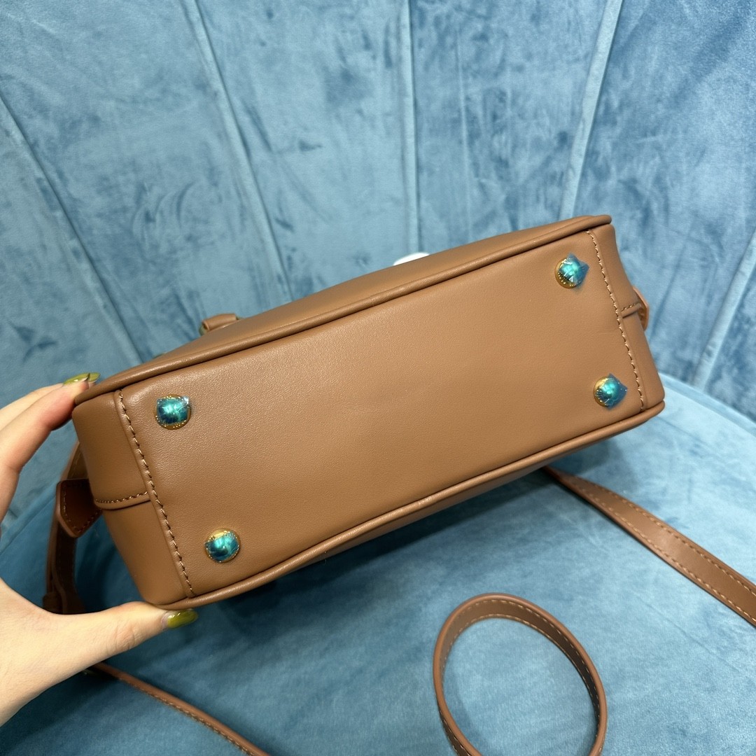 미우미우 아르카디 마테라쎄 토트백