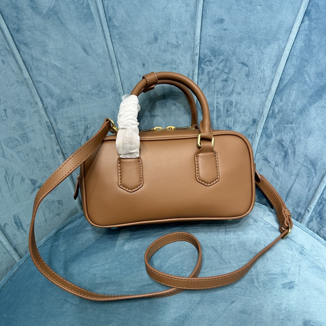 미우미우 아르카디 마테라쎄 토트백