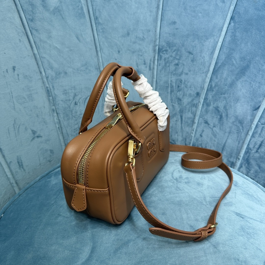 미우미우 아르카디 마테라쎄 토트백