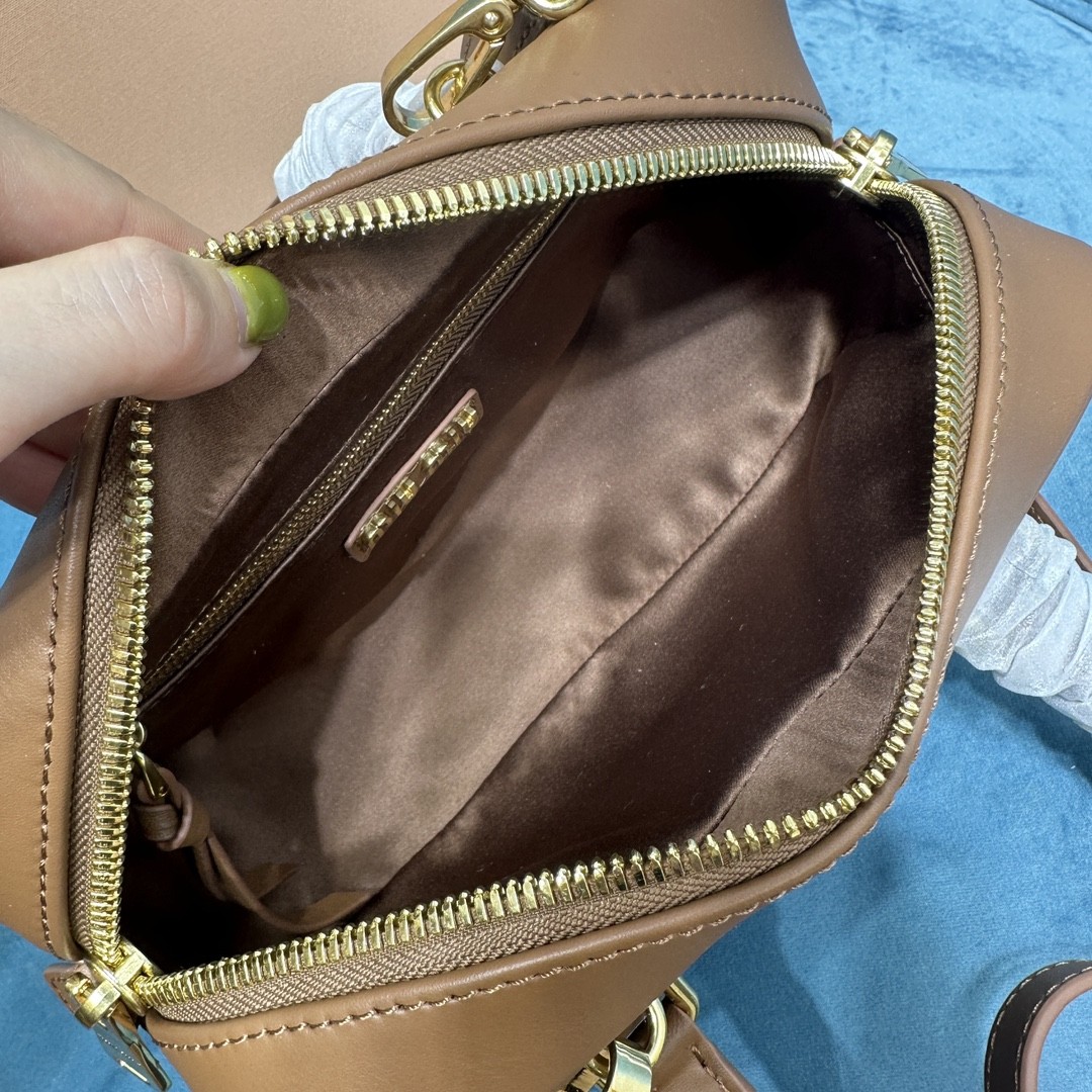 미우미우 아르카디 마테라쎄 토트백