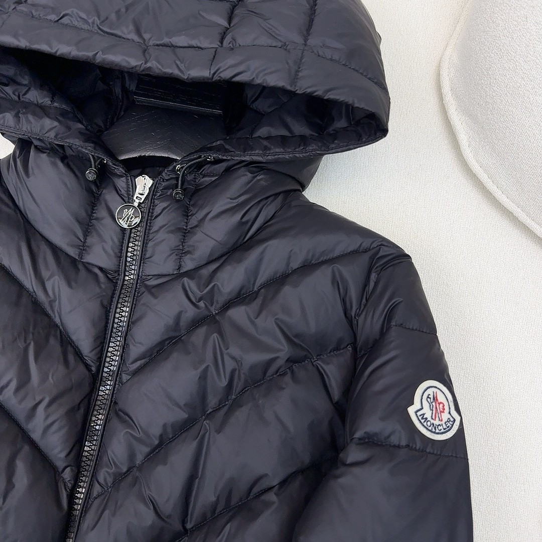 [MONCLER-몽클레어] 몽클레어 로고 패치다운 패딩  블랙
