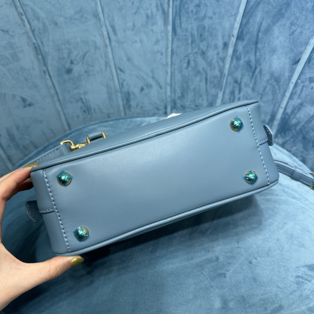 미우미우 아르카디 마테라쎄 토트백