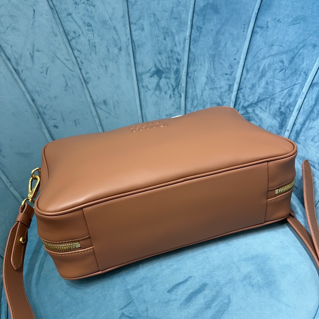 미우미우 가죽 탑 핸들 백