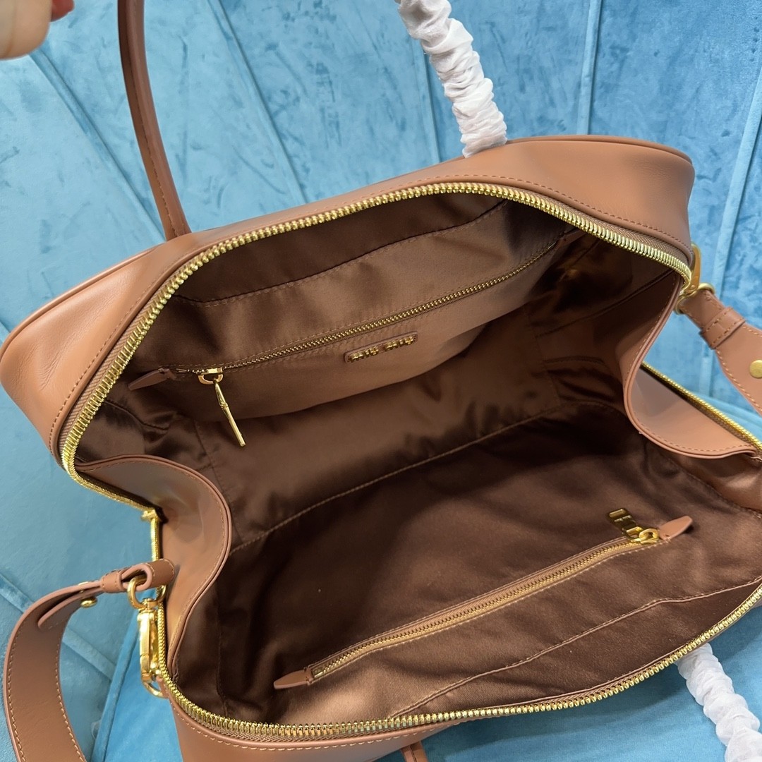 미우미우 가죽 탑 핸들 백