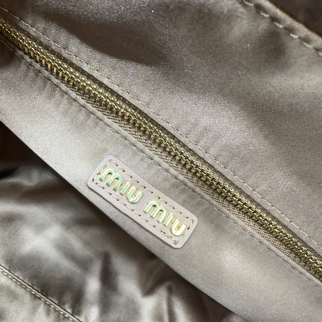 미우미우 가죽 탑 핸들 백