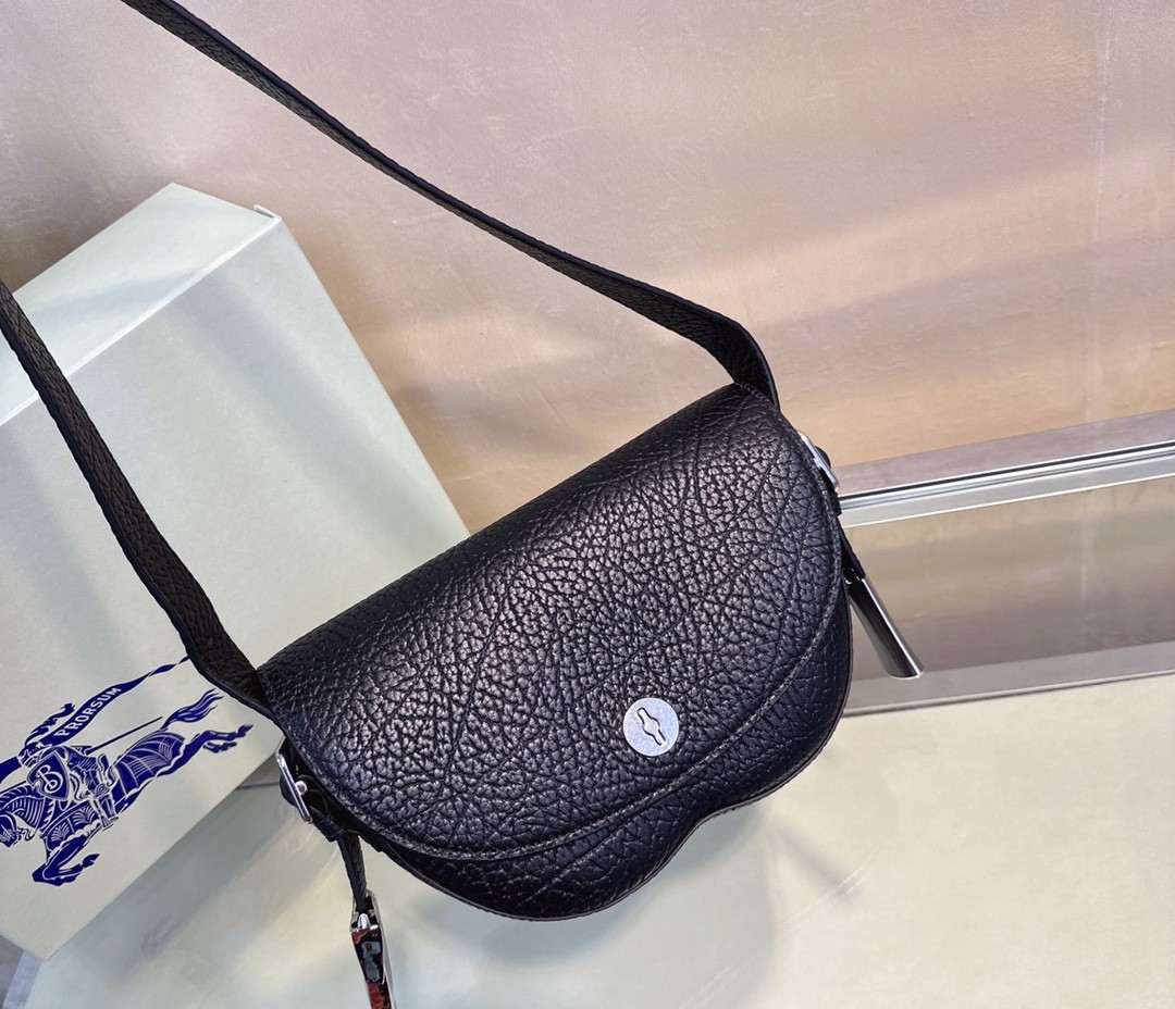 버버리 체스 숄더백