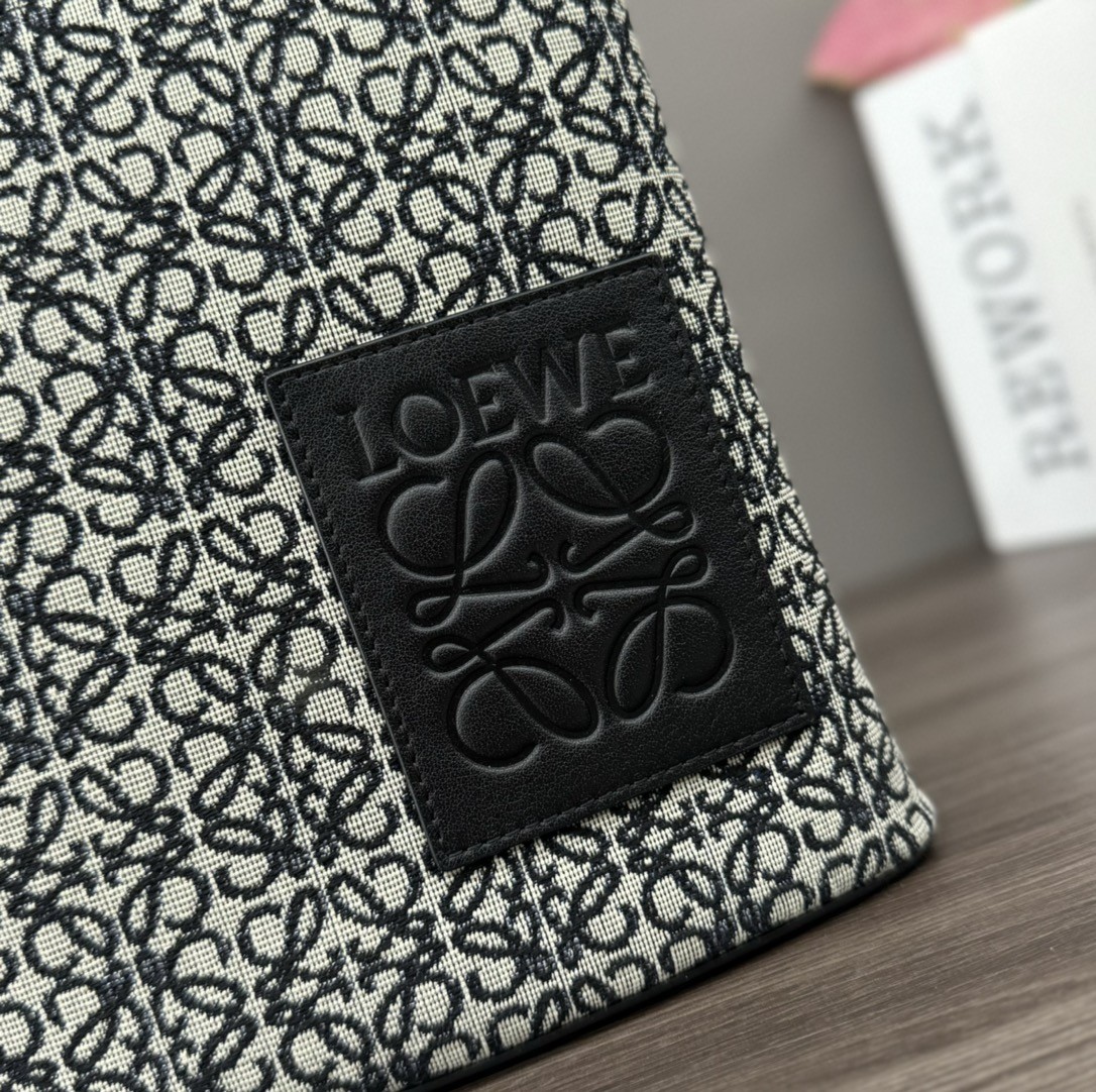 [LOEWE-로에베] 로에베 오블롱 파우치