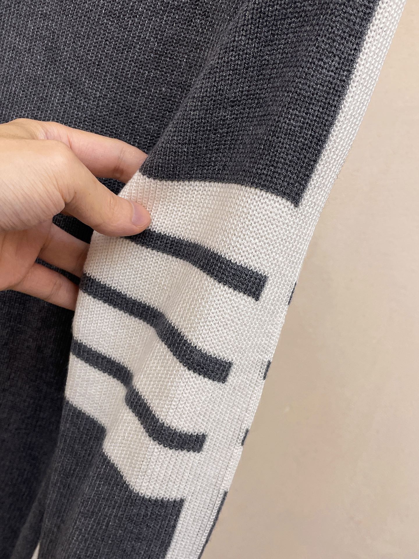 [TOM BROWNE -톰브라운 ] 톰브라운 울라운드 니트