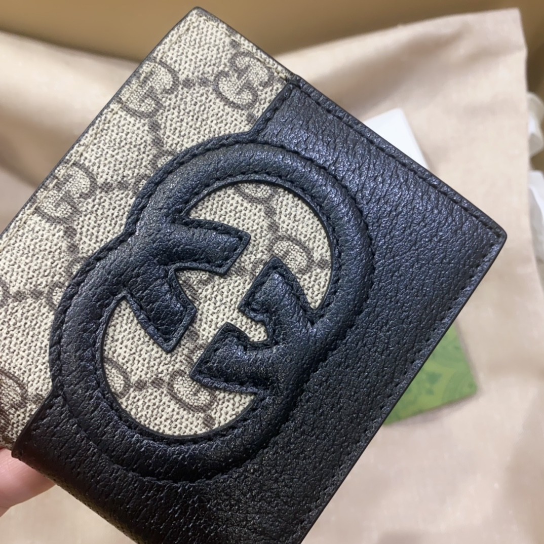 [GUCCI-구찌] 구찌 컷아웃 인터로킹 G 지갑 블랙 베이지 에보니