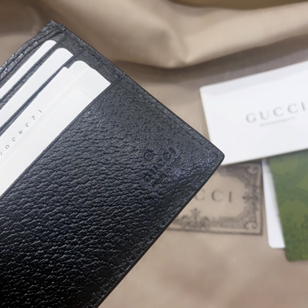 [GUCCI-구찌] 구찌 컷아웃 인터로킹 G 지갑 블랙 베이지 에보니