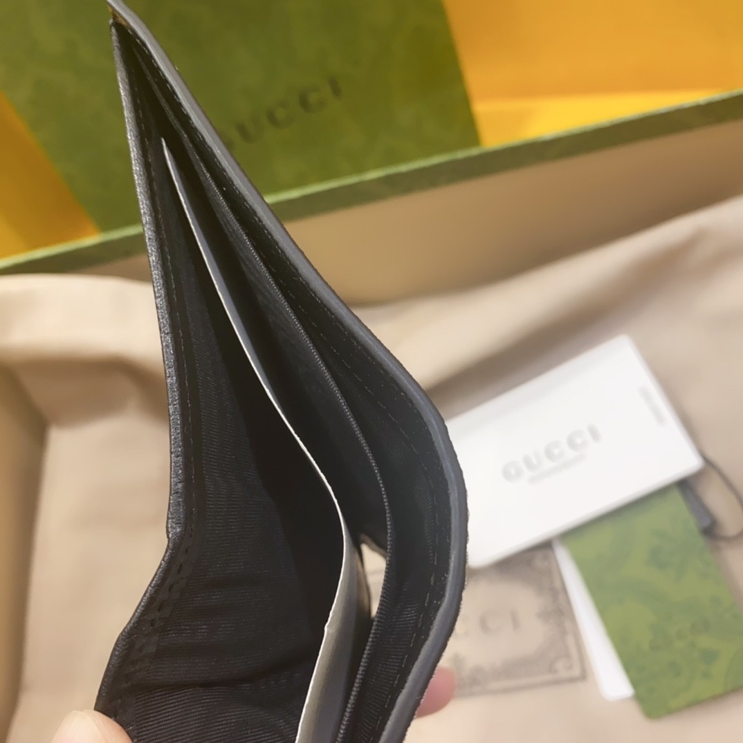 [GUCCI-구찌] 구찌 컷아웃 인터로킹 G 지갑 블랙 베이지 에보니