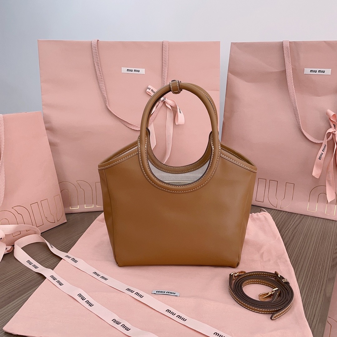 미우미우 토트백