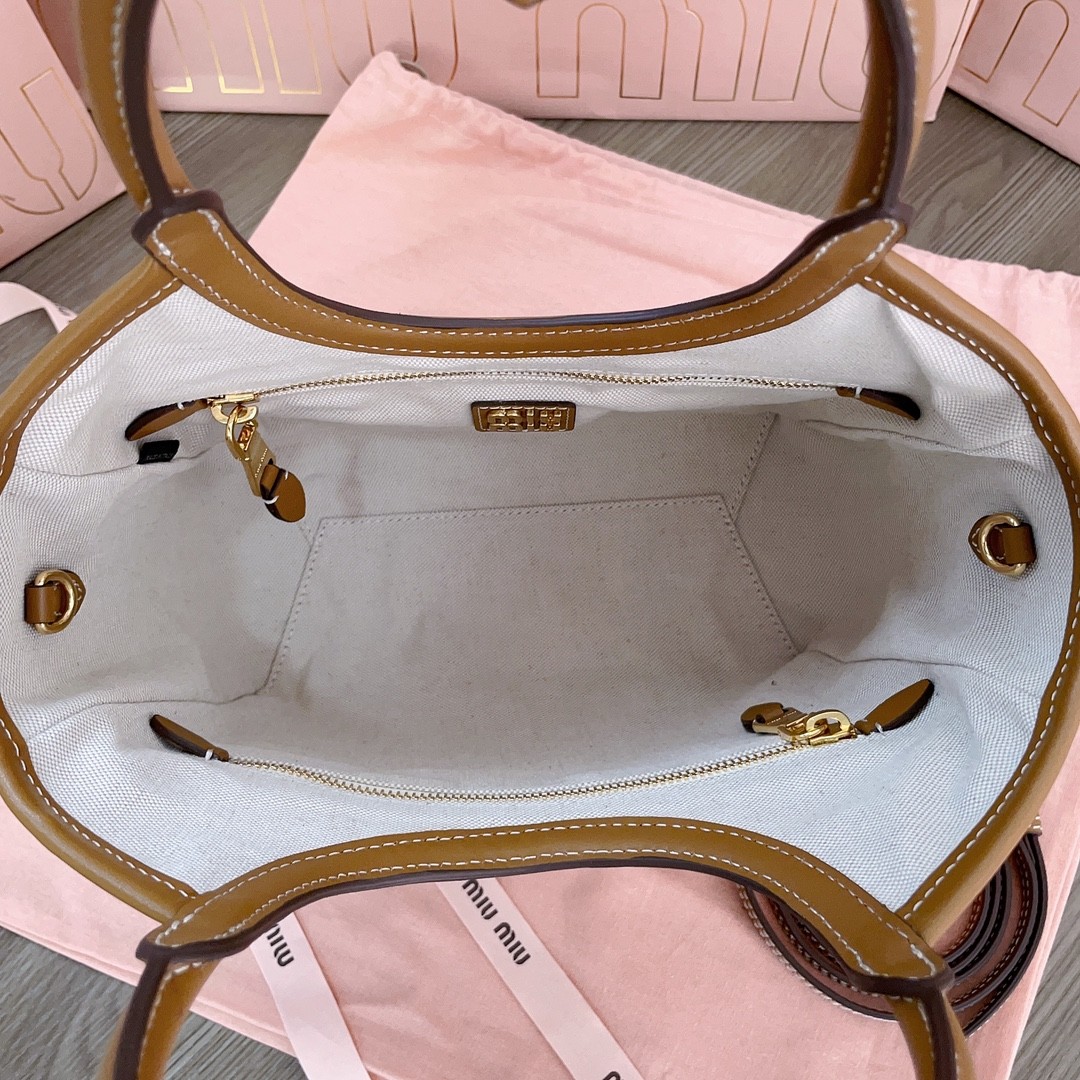 미우미우 토트백