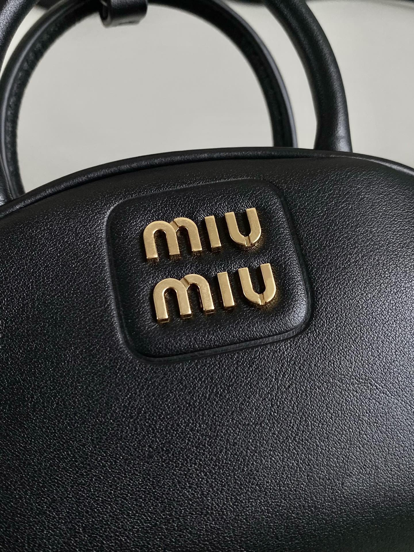 [MIU MIU-미우미우] 미우미우 가죽 탑 핸들백
