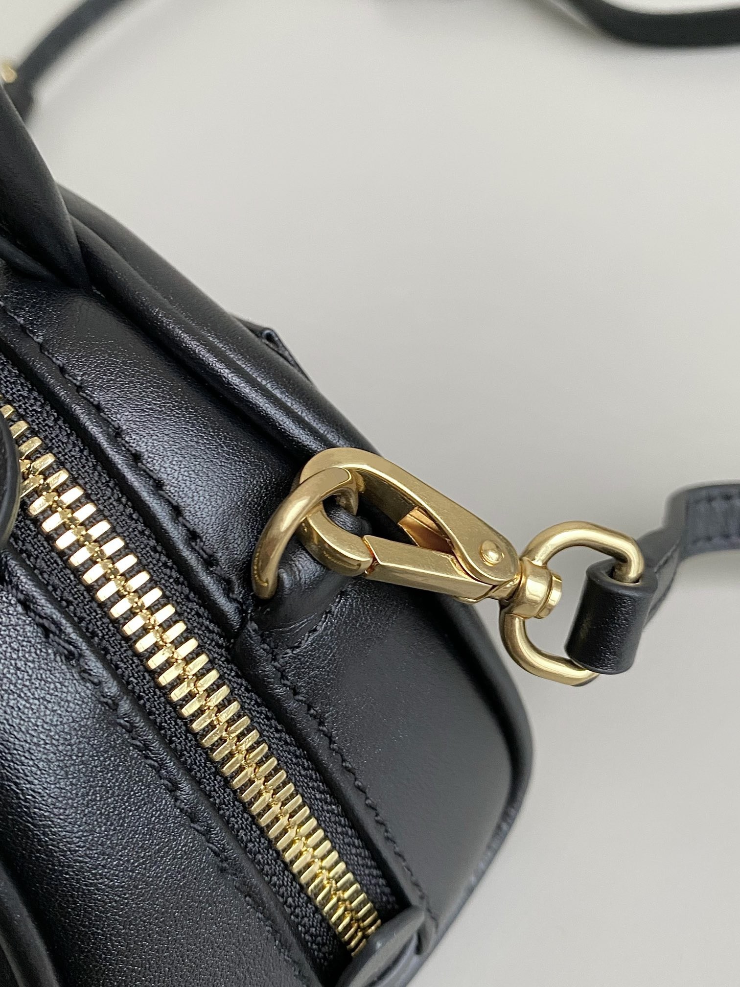 [MIU MIU-미우미우] 미우미우 가죽 탑 핸들백