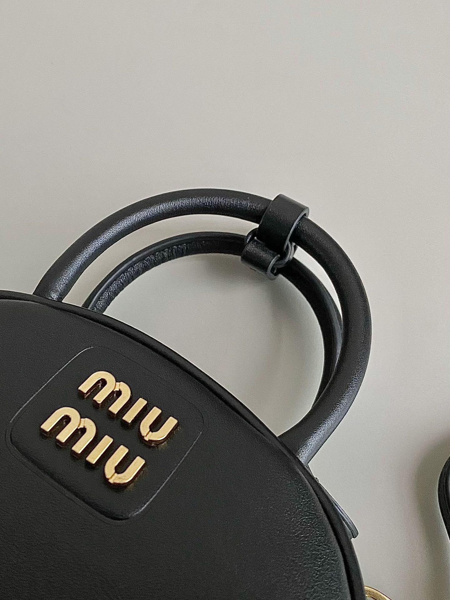 [MIU MIU-미우미우] 미우미우 가죽 탑 핸들백