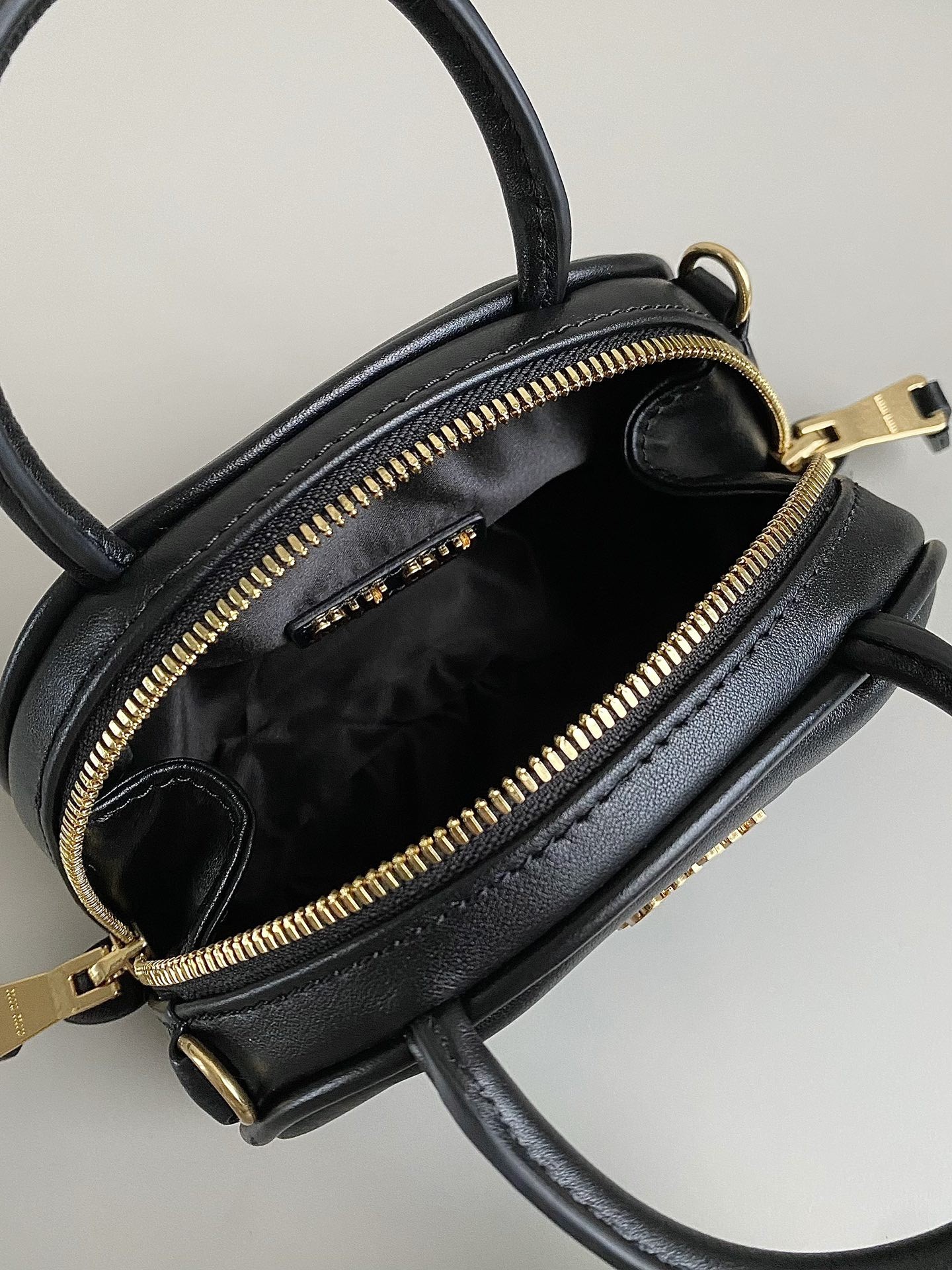 [MIU MIU-미우미우] 미우미우 가죽 탑 핸들백