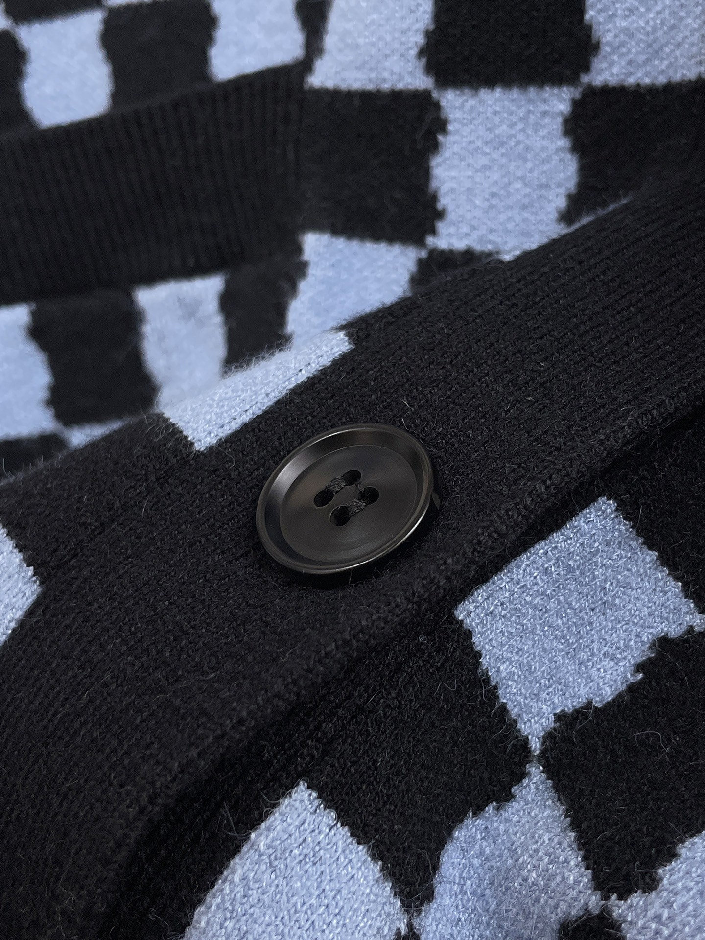 [LOUIS VUITTON-루이비통] 루이비통 격자 무늬 버튼 니트 가디건