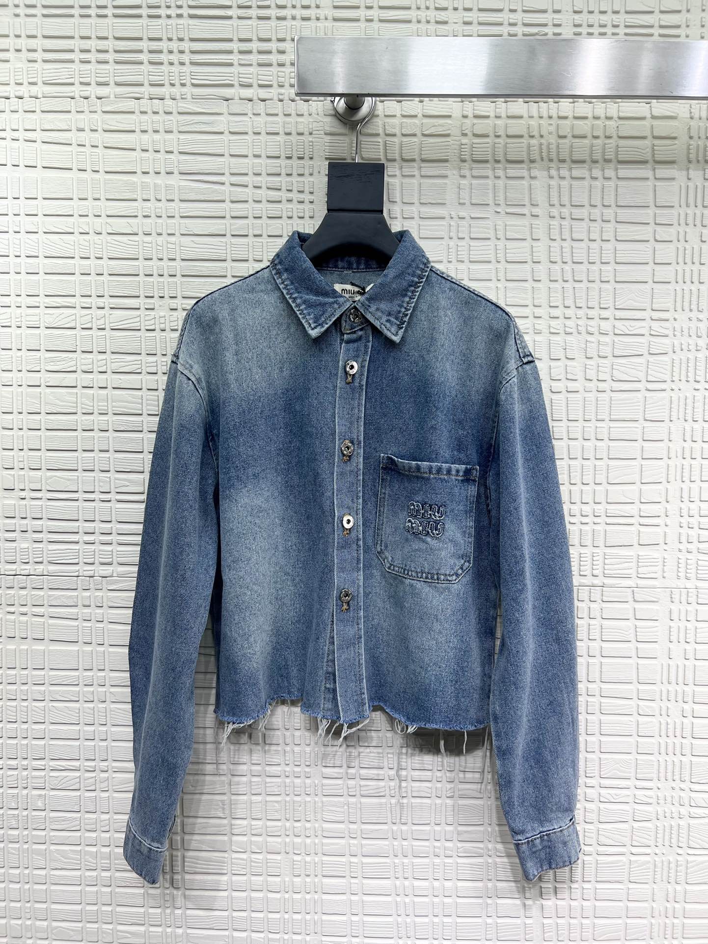 [MIU MIU-미우미우] 미우미우 워싱 언발 크롭 청 셔츠