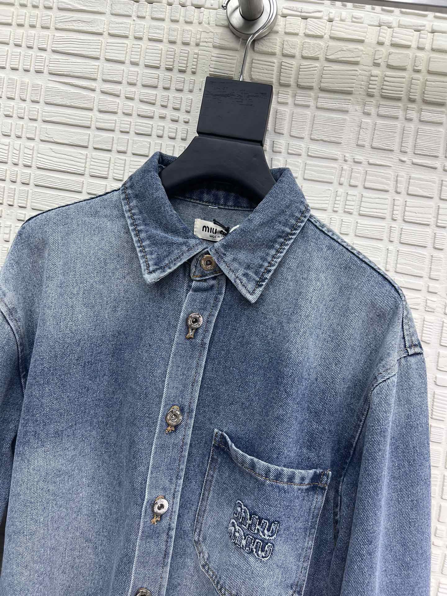 [MIU MIU-미우미우] 미우미우 워싱 언발 크롭 청 셔츠