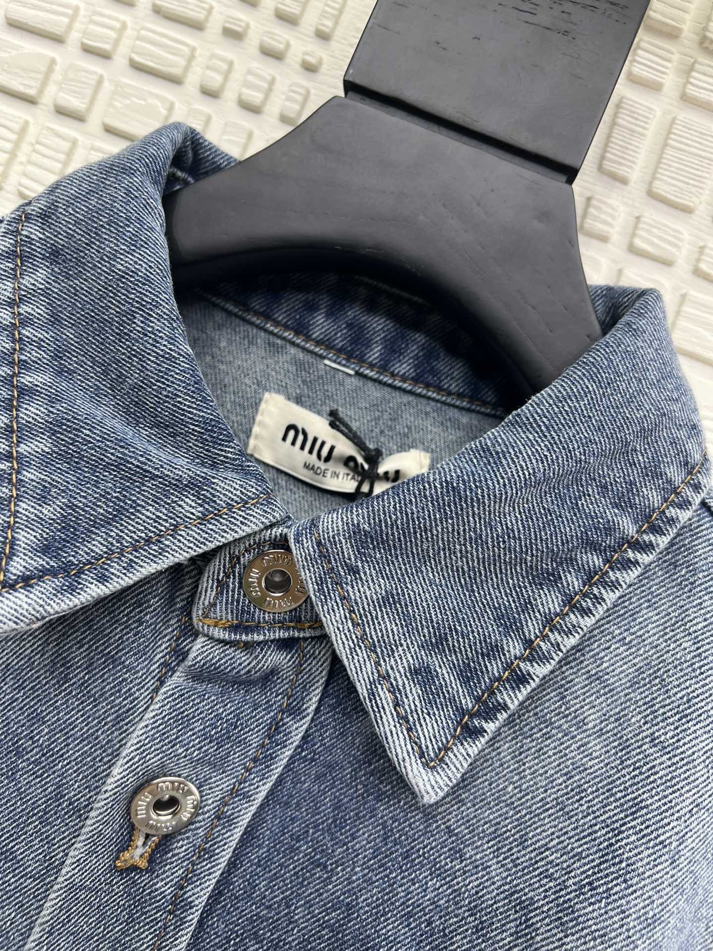 [MIU MIU-미우미우] 미우미우 워싱 언발 크롭 청 셔츠