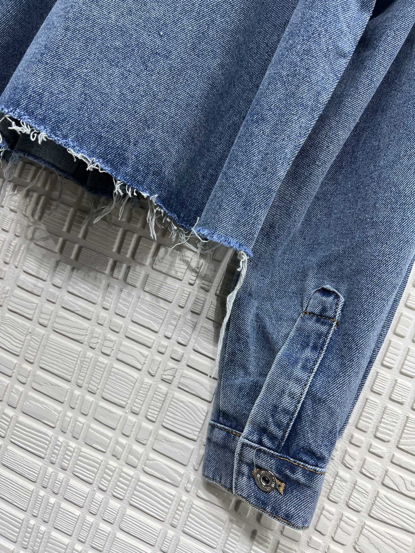 [MIU MIU-미우미우] 미우미우 워싱 언발 크롭 청 셔츠