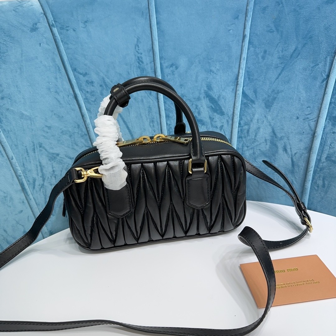 미우미우 아르카디 마테라쎄 토트백