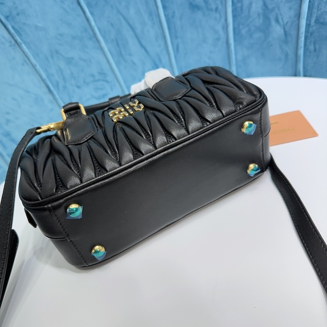 미우미우 아르카디 마테라쎄 토트백