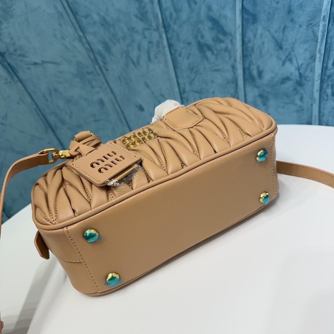 미우미우 아르카디 마테라쎄 토트백