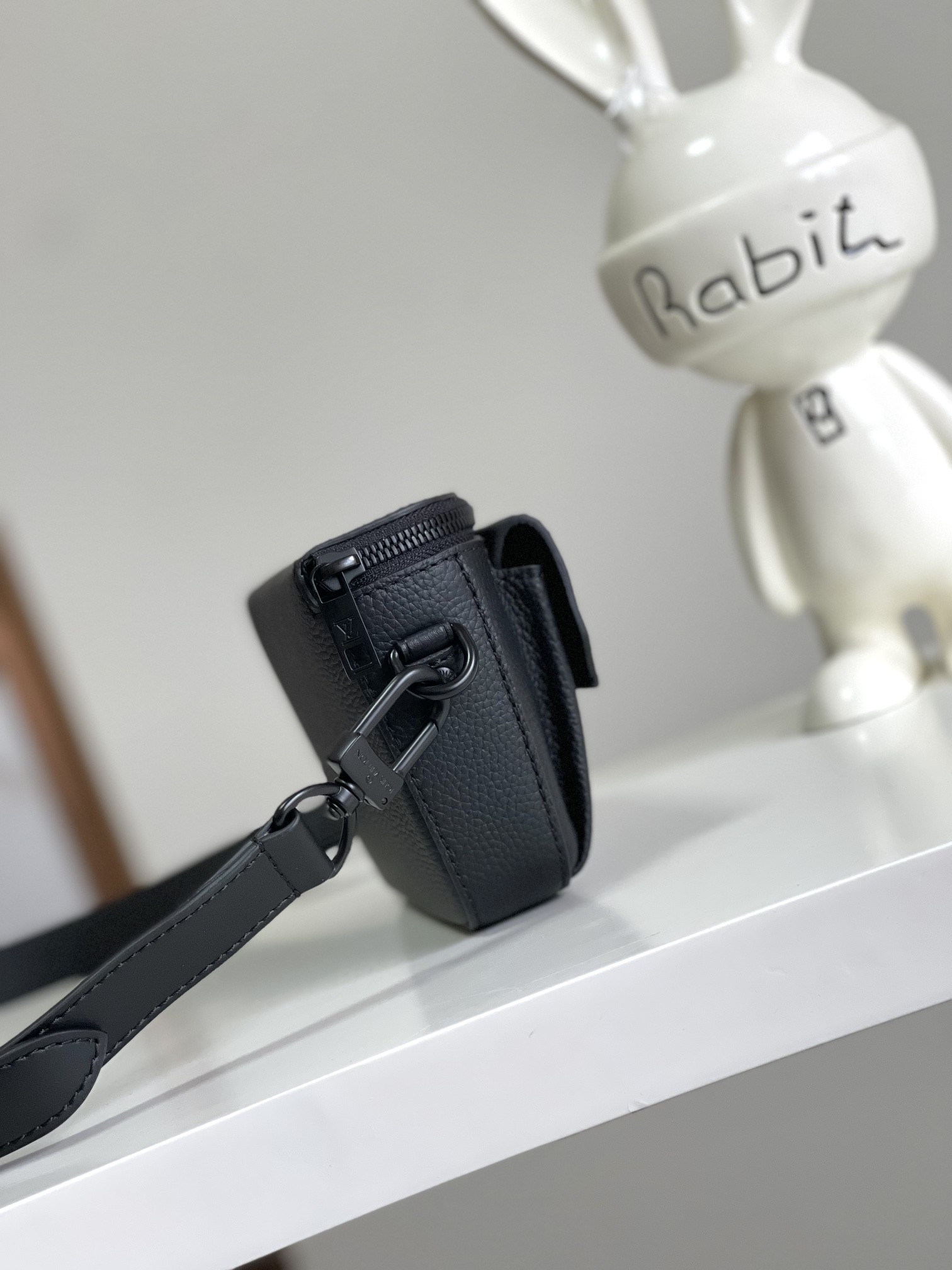 [LOUIS VUITTON-루이비통] 루이비통 패스트라인 메신저 M83563