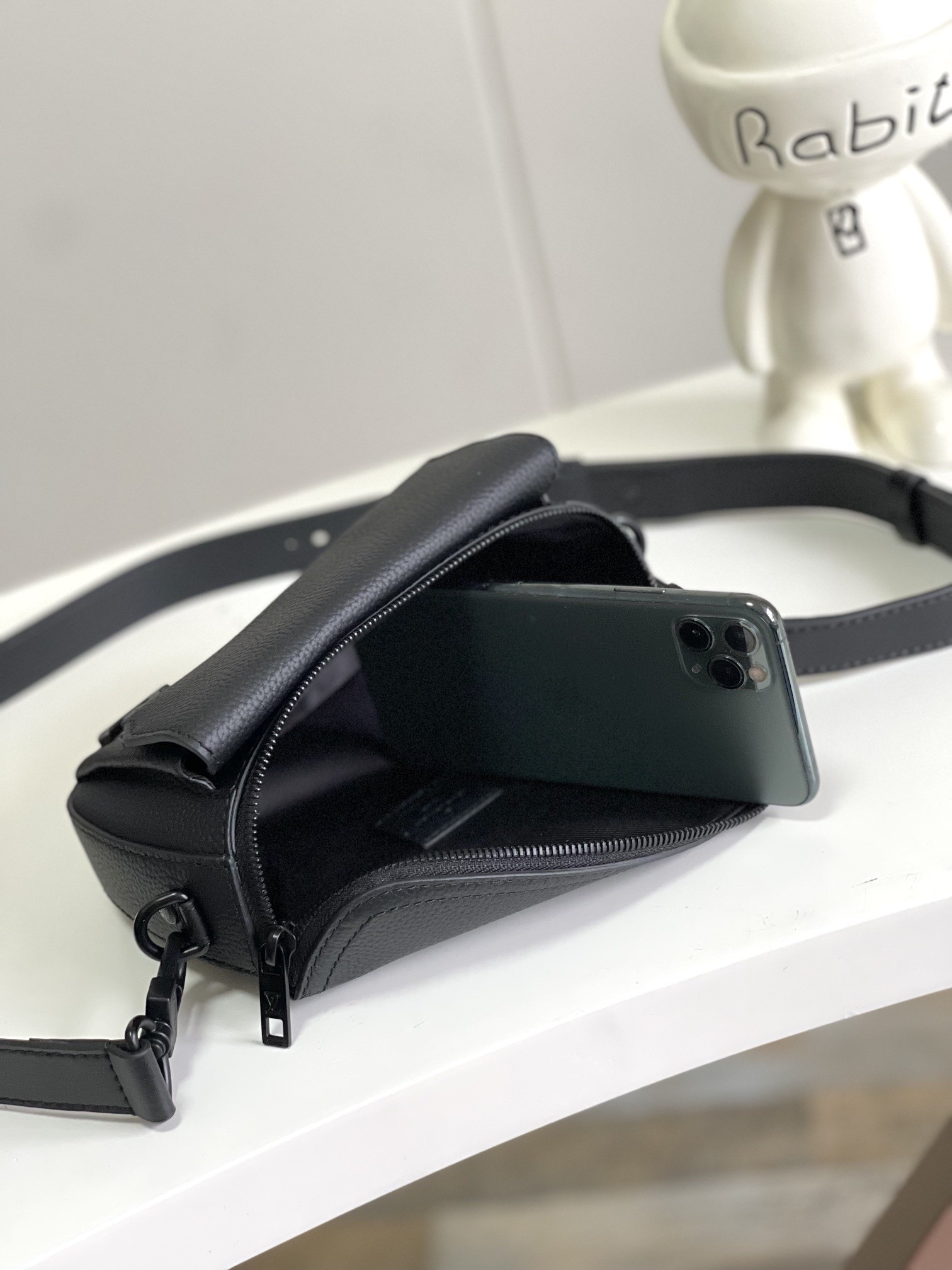 [LOUIS VUITTON-루이비통] 루이비통 패스트라인 메신저 M83563