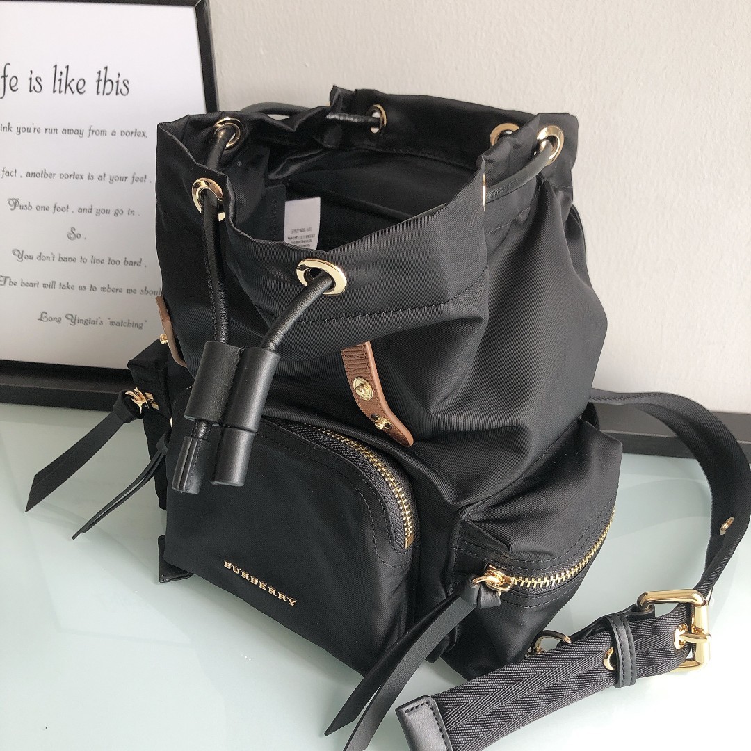 [BURBERRY-버버리] 버버리 테크니컬 나일론 미듐 럭색 여성 백팩