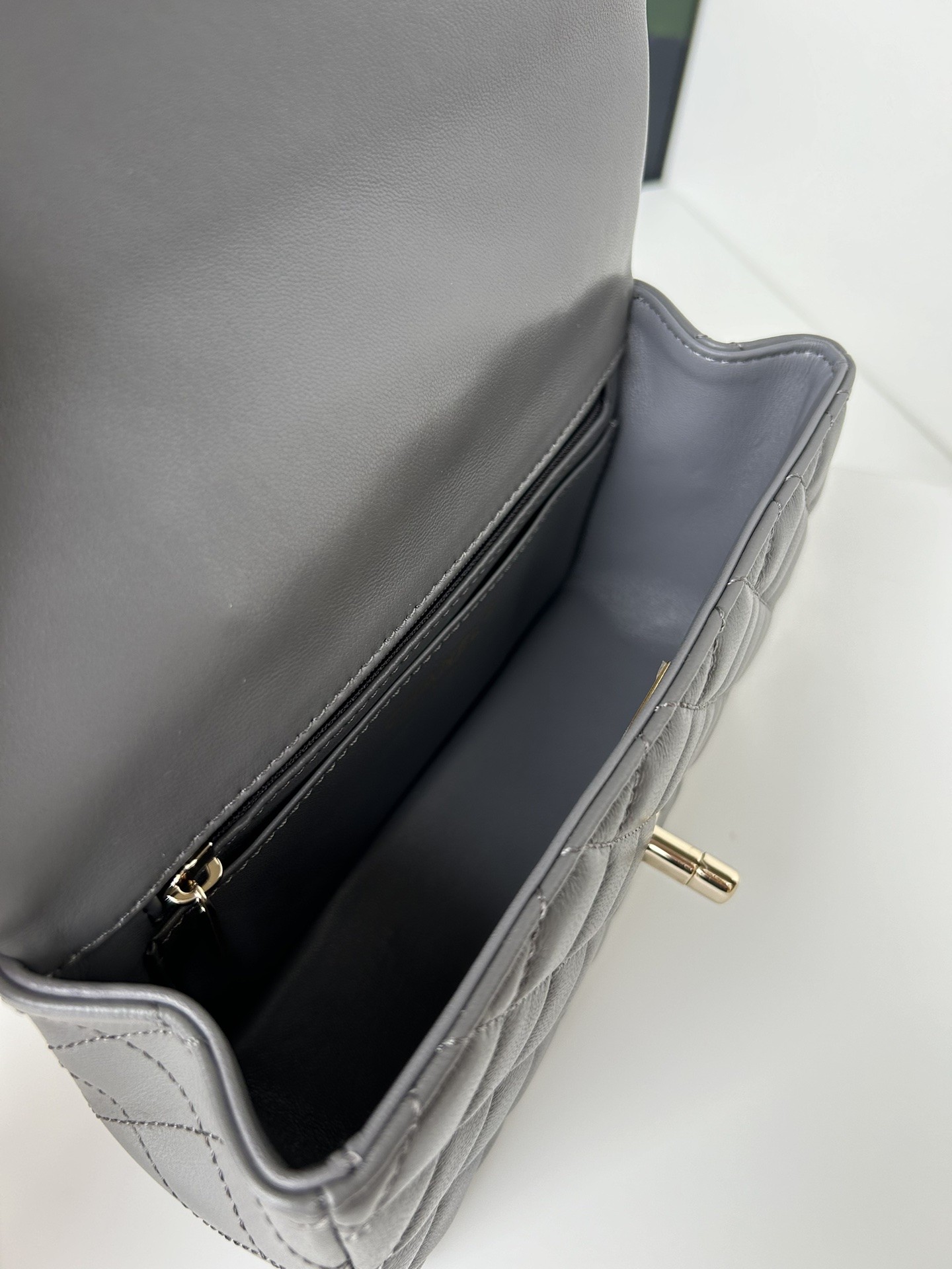 [CHANEL-샤넬] 샤넬 21K 뉴미니 탑 핸들백