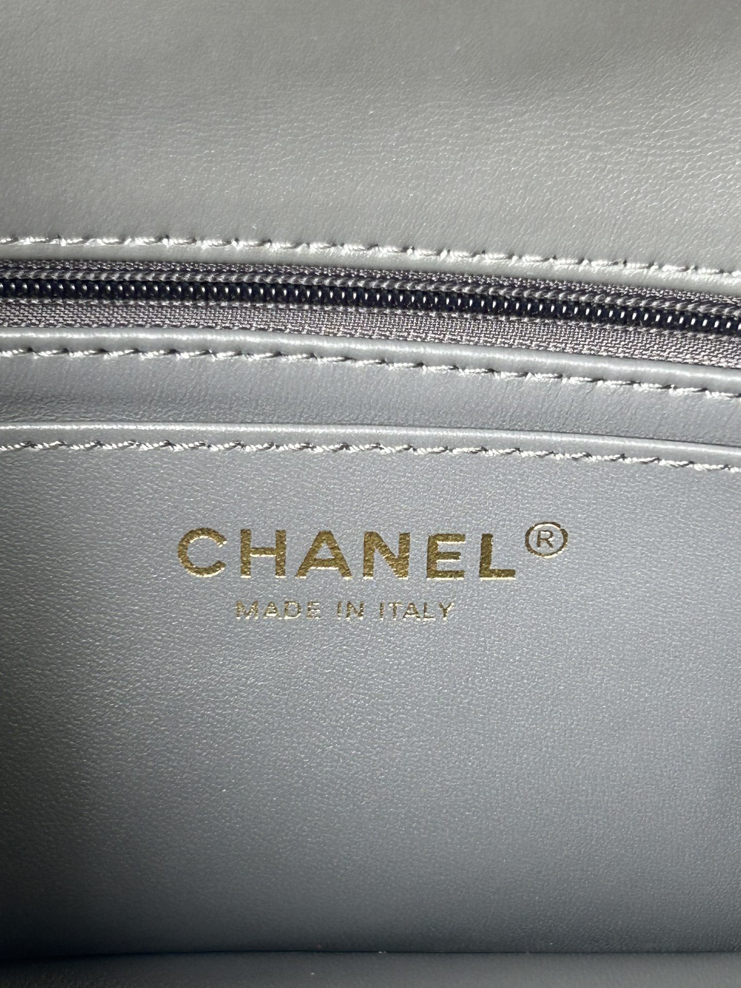 [CHANEL-샤넬] 샤넬 21K 뉴미니 탑 핸들백