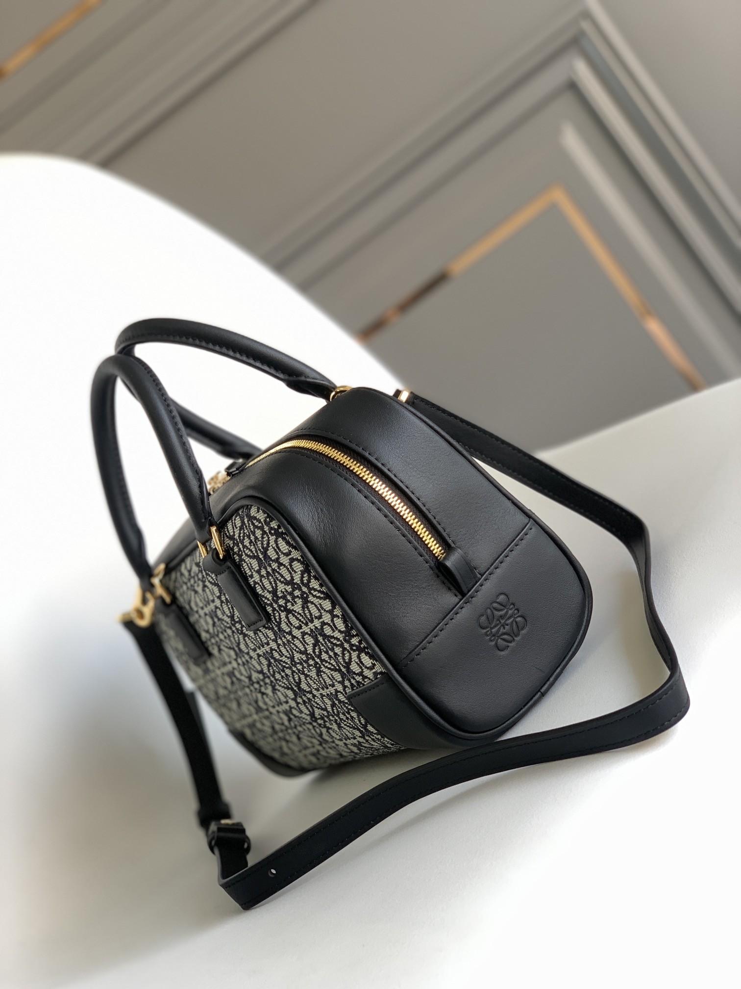 [LOEWE-로에베] 로에베 아마조나 19 스퀘어 백 핸드백