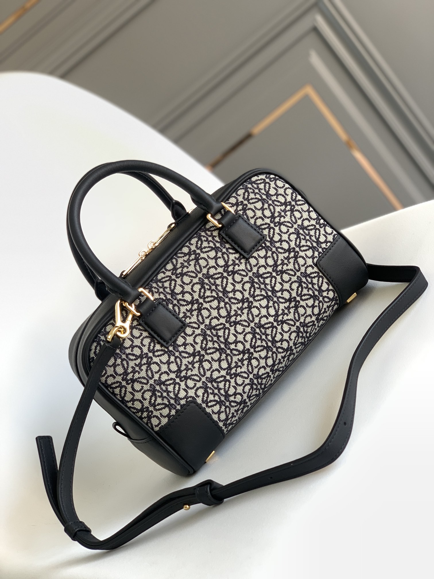 [LOEWE-로에베] 로에베 아마조나 19 스퀘어 백 핸드백