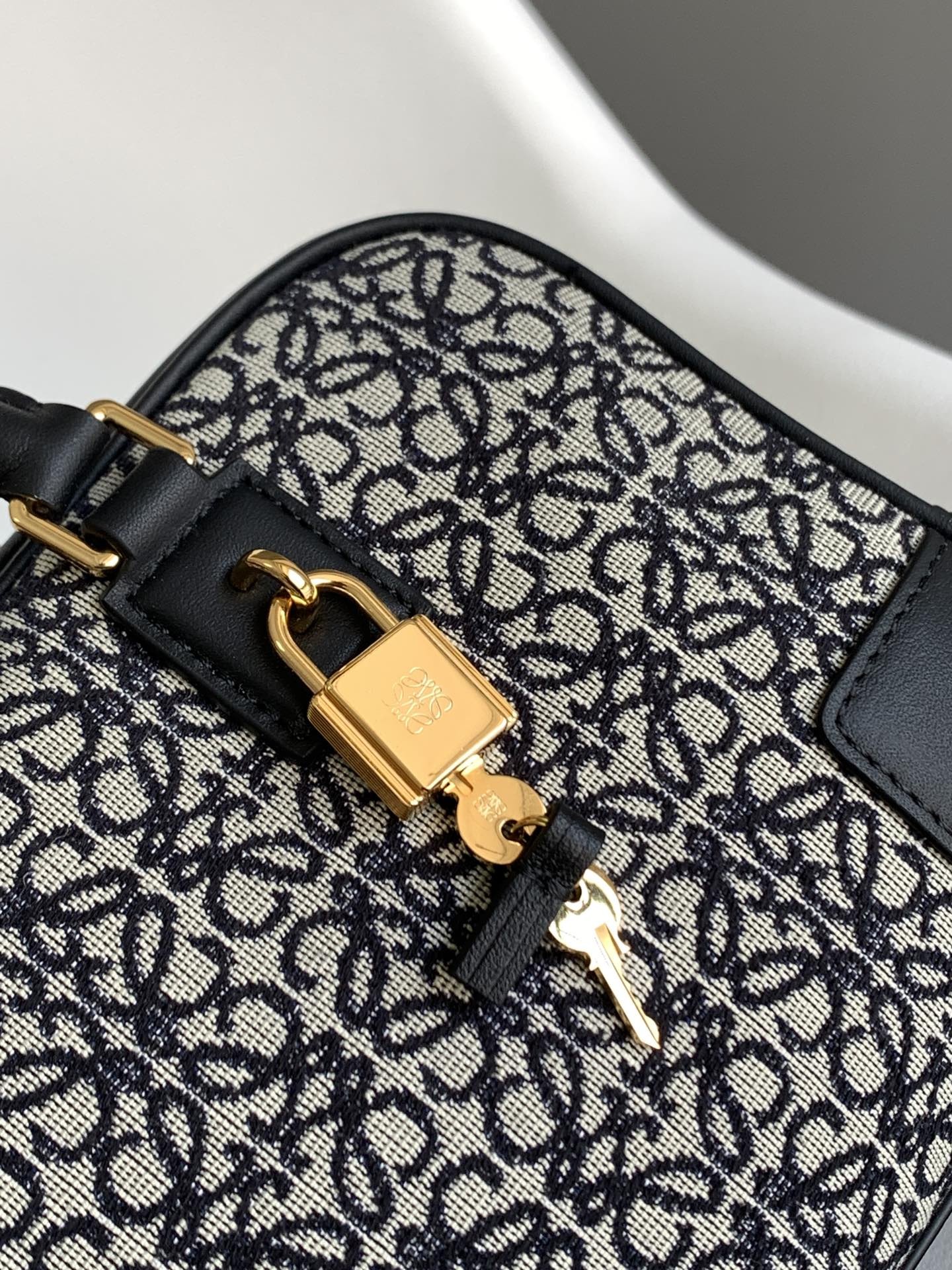 [LOEWE-로에베] 로에베 아마조나 19 스퀘어 백 핸드백