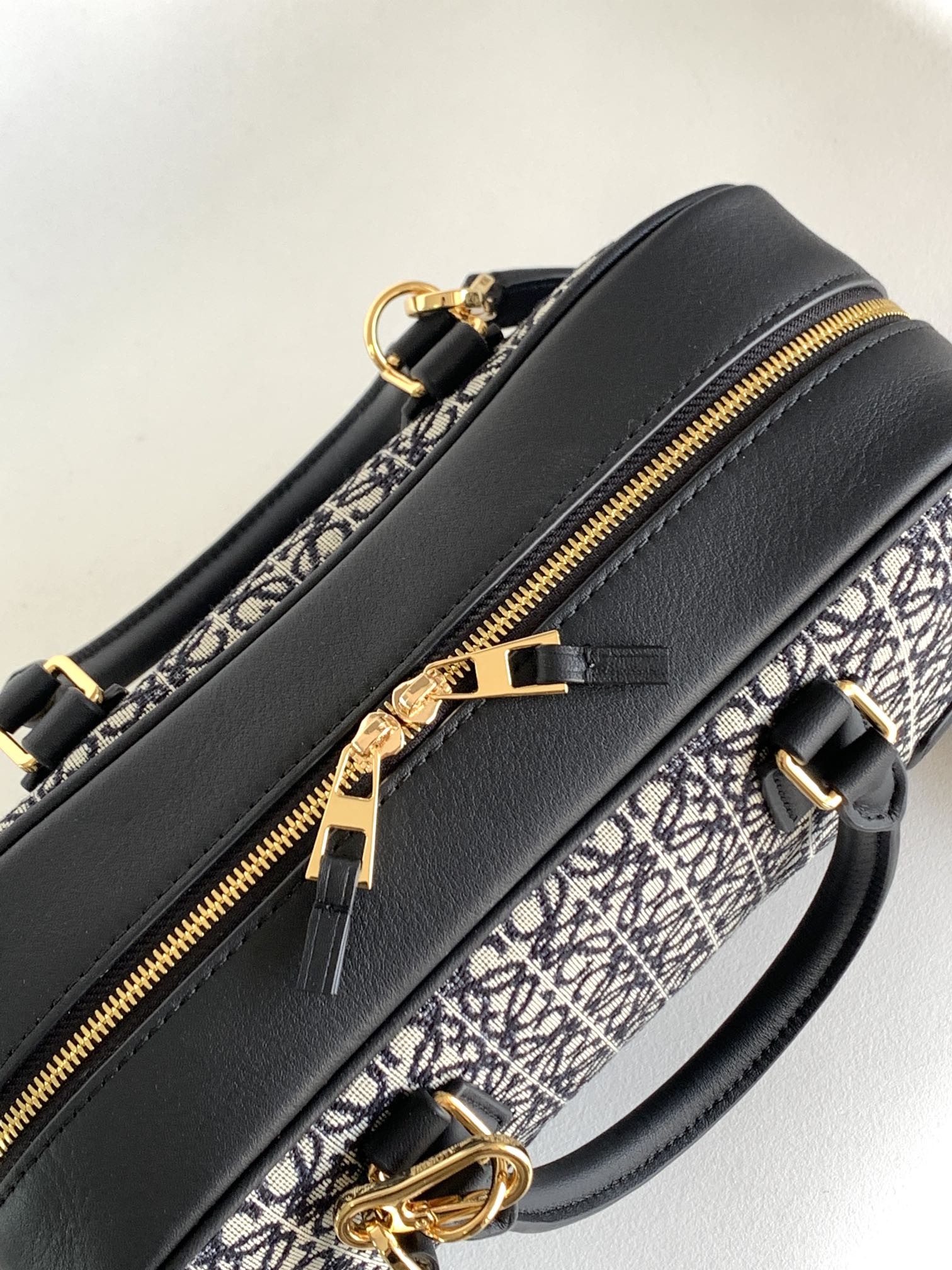 [LOEWE-로에베] 로에베 아마조나 19 스퀘어 백 핸드백