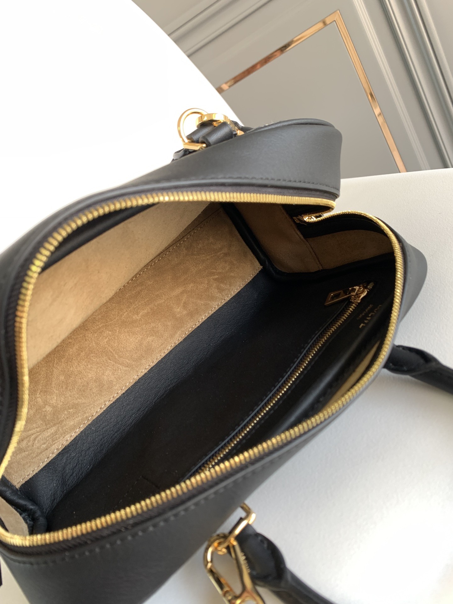 [LOEWE-로에베] 로에베 아마조나 19 스퀘어 백 핸드백