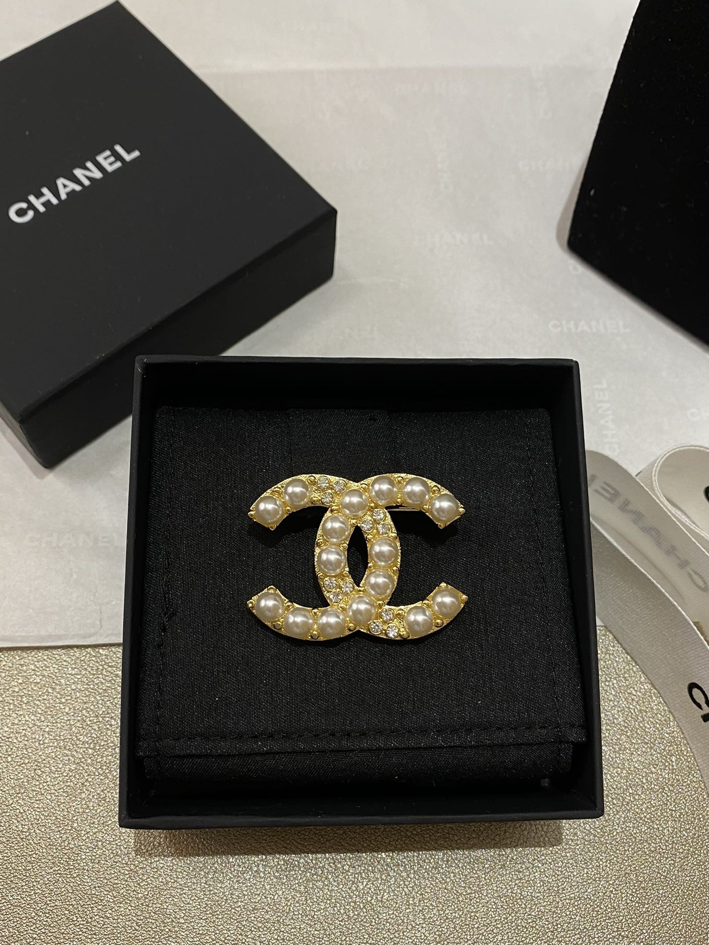 [CHANEL-샤넬] 샤넬 로고 펄 브로피