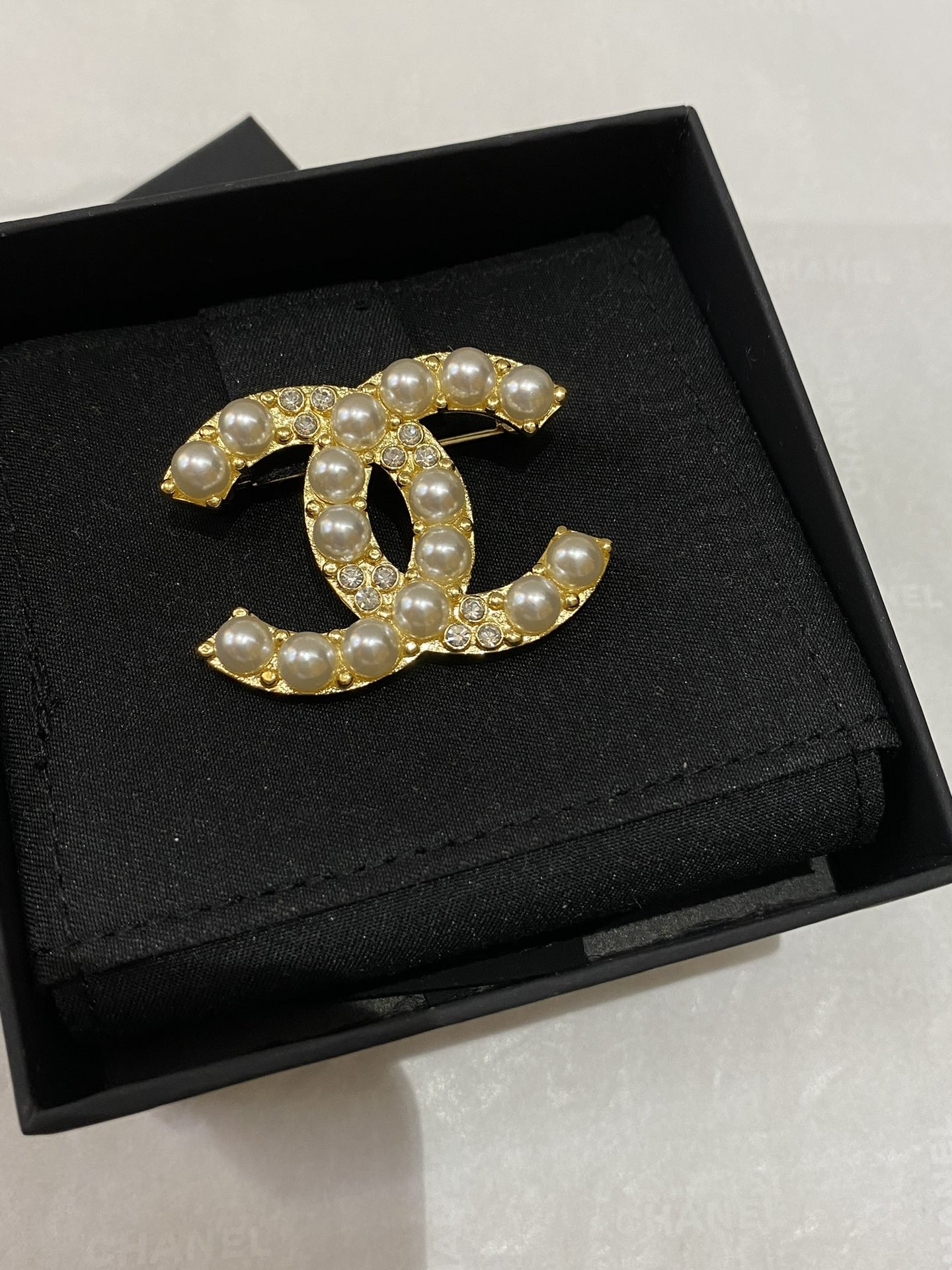 [CHANEL-샤넬] 샤넬 로고 펄 브로피