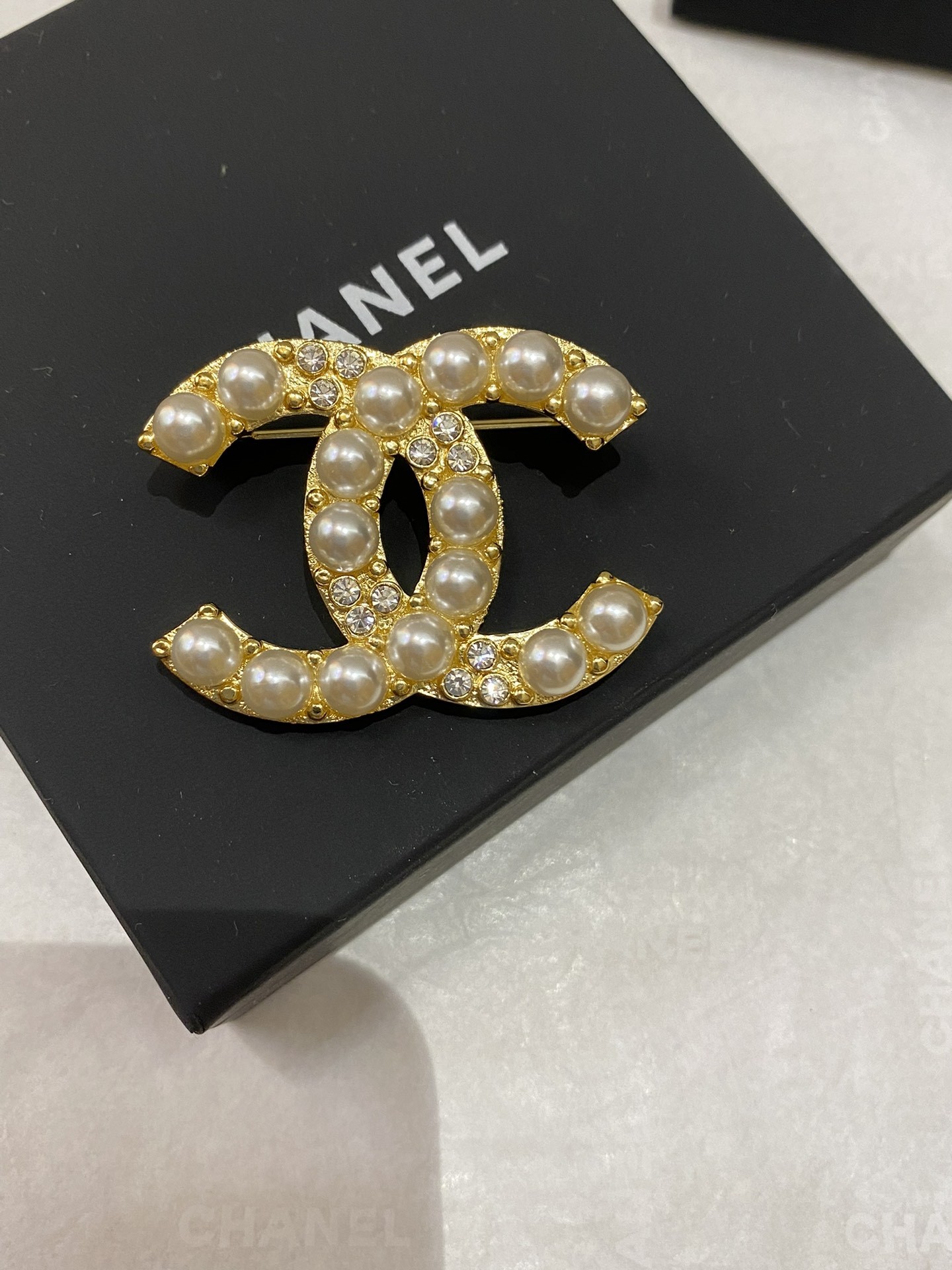 [CHANEL-샤넬] 샤넬 로고 펄 브로피