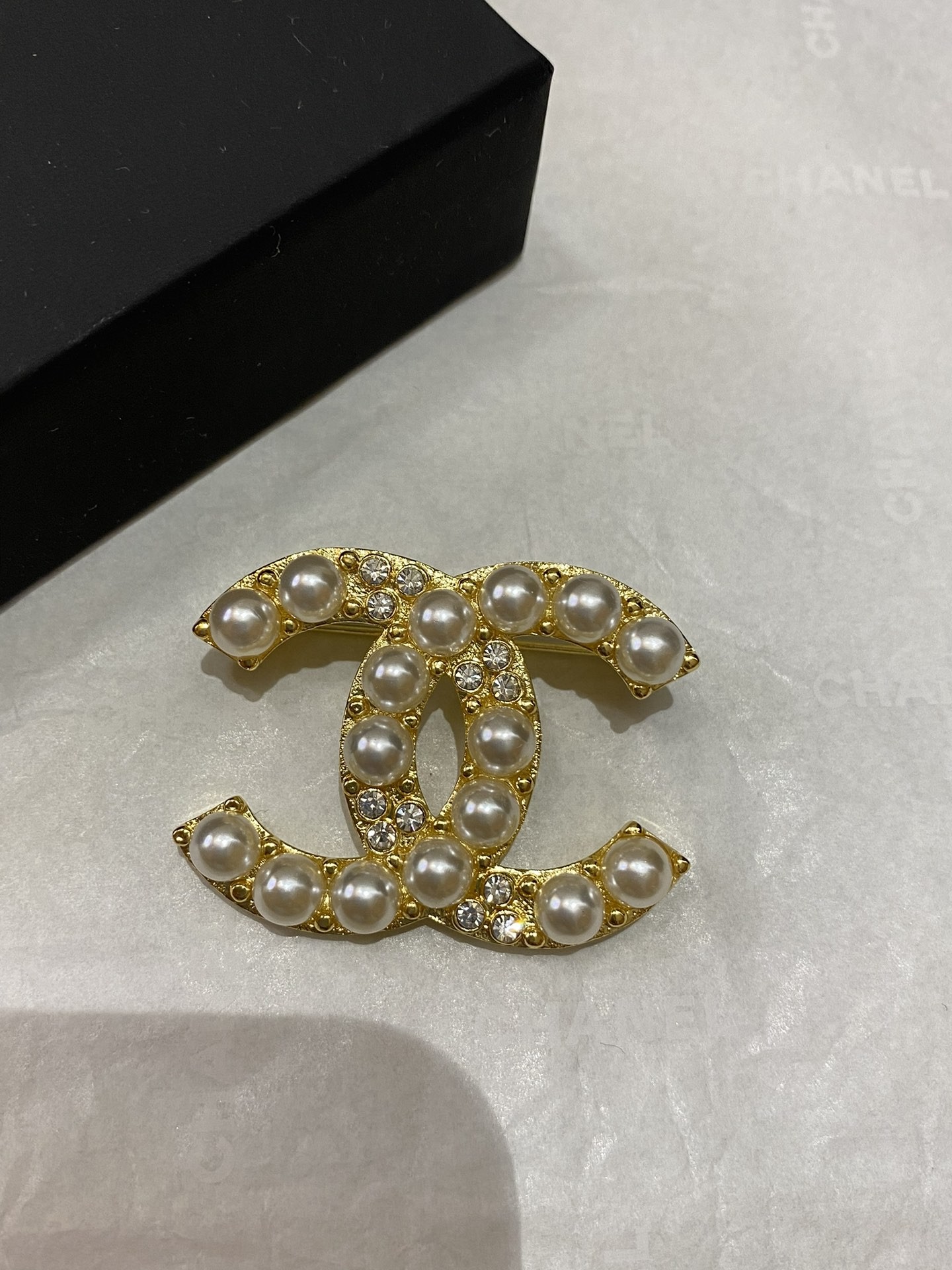 [CHANEL-샤넬] 샤넬 로고 펄 브로피